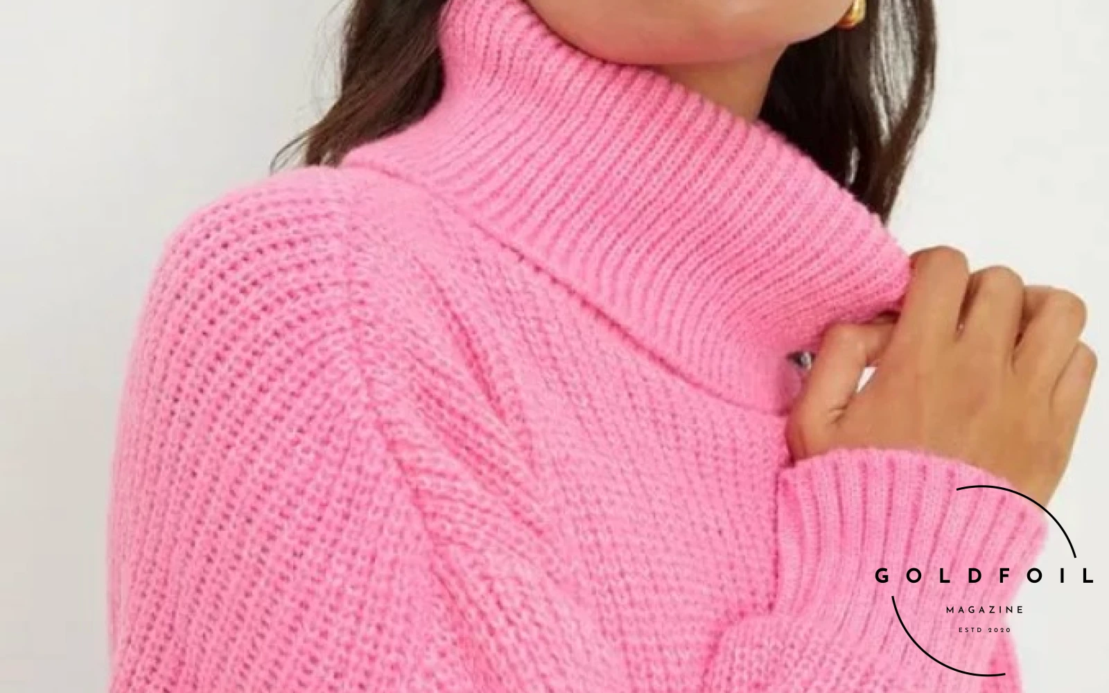 A model wearing a pink heavy knit jumper from Dorothy Perkins, it is the perfect cosy piece to wear this Christmas season 2023 A model wearing a pink heavy knit jumper from Dorothy Perkins, it is the perfect cosy piece to wear this Christmas season 2023