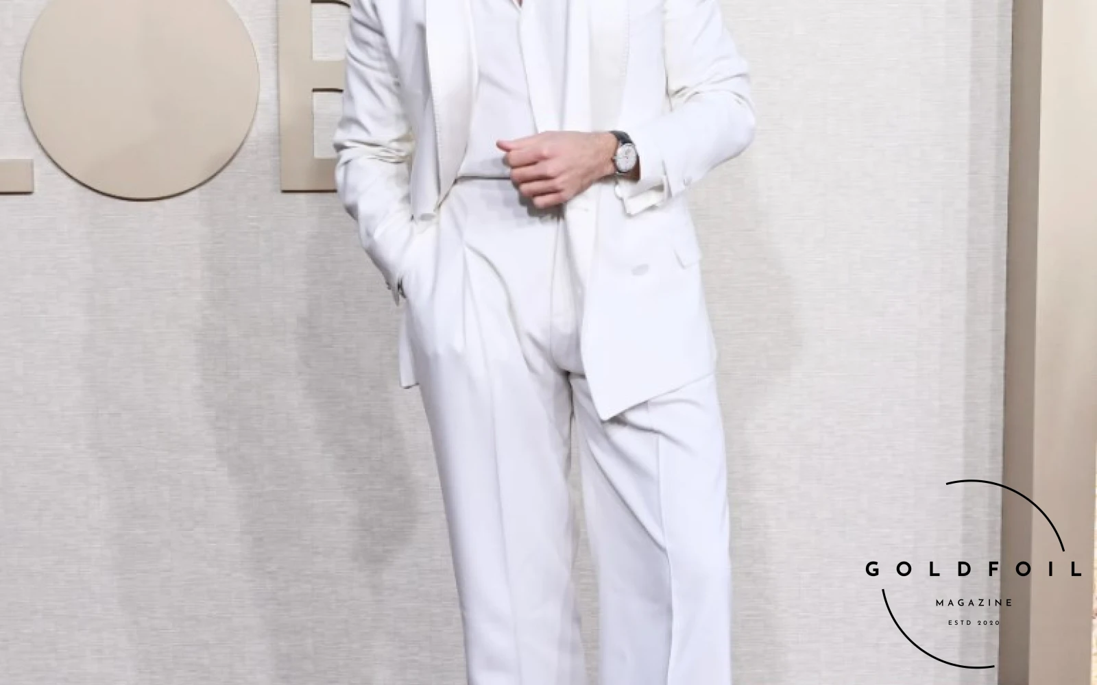 Jonathan Bailey in a stunning white silky suit at the golden globes awards Jonathan Bailey in a stunning white silky suit at the golden globes awards